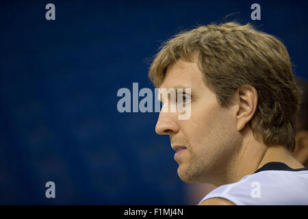 Berlino, Germania. 04 Sep, 2015. La Germania Dirk Nowitzki visto durante una sessione di allenamento della nazionale tedesca squadra di pallacanestro della Mercedes Benz Arena di Berlino, Germania, 04 settembre 2015. La FIBA EuroBasket 2015 inizierà il 05 settembre 2015. Foto: Lukas Schulze/dpa/Alamy Live News Foto Stock