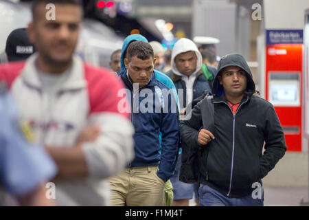 Stuttgart, Germania. 4 Sep, 2015. I rifugiati a piedi passato un treno ICE da Monaco di Baviera nelle prime ore del mattino presso la stazione centrale di Stoccarda, Germania, 4 settembre 2015. Foto: THOMAS NIEDERMUELLER/DPA/Alamy Live News Foto Stock