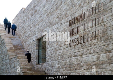 Kassel, Germania. 04 Sep, 2015. L'iscrizione "Grimmwelt Kassel' (lit. Grimm mondo Kassel) è visto durante la fase di apertura della nuova casa di esposizioni a Kassel in Germania, 04 settembre 2015. Il museo Grimm si apre dopo due anni di lavori di costruzione. Foto: Swen Pfoertner/dpa/Alamy Live News Foto Stock