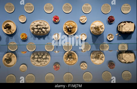 Kassel, Germania. 04 Sep, 2015. Una installazione a parete per artista Antoni Miralda dotate di fiaba motivazioni e ricette da Dorothea Grimm è visto nella giornata di apertura della nuova mostra casa 'Grimmwelt' (lit. Grimm mondo) a Kassel in Germania, 04 settembre 2015. Il nuovo museo Grimm si apre dopo due anni di lavori di costruzione. Foto: Swen Pfoertner/dpa/Alamy Live News Foto Stock