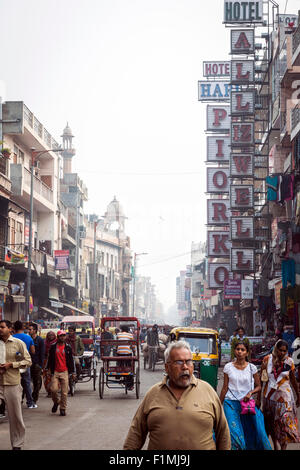 I turisti e la gente del posto si mescolano su occupato Bazaar Principale in Paharganj District di New Delhi, India Foto Stock