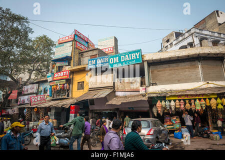 Strada trafficata vicino Bazaar Principale in Paharganj District di New Delhi, India Foto Stock