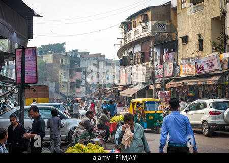 Strada trafficata vicino Bazaar Principale in Paharganj District di New Delhi, India Foto Stock