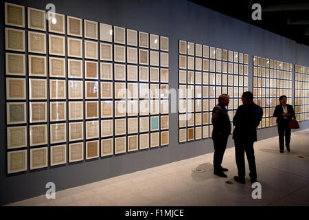 Kassel, Germania. 04 Sep, 2015. Visitatori stand presso il " Libro delle parole' dall'artista Ecke Bonk nella giornata di apertura della nuova mostra casa 'Grimmwelt' (lit. Grimm mondo) a Kassel in Germania, 04 settembre 2015. Il nuovo museo Grimm si apre dopo due anni di lavori di costruzione. Foto: Swen Pfoertner/dpa/Alamy Live News Foto Stock