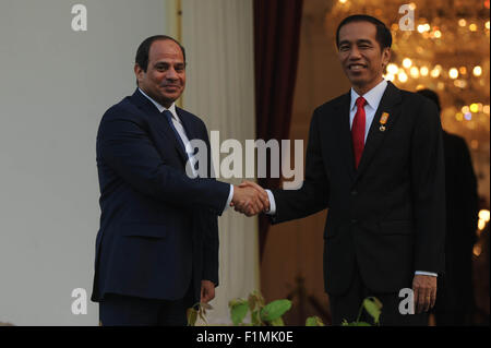 (150904) -- JAKARTA, Sett. 4, 2015 (Xinhua) -- Il Presidente indonesiano Joko Widodo (R) stringe la mano con il presidente egiziano Abdel Fattah el-Sisi a Jakarta, Indonesia, Sett. 4, 2015. (Xinhua/Agung Kuncahya B.) Foto Stock