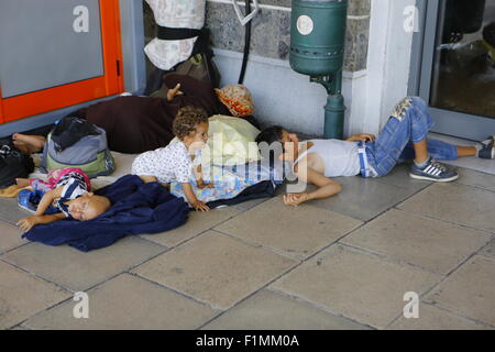 Atene, Grecia. Il 4 settembre 2015. Un piccolo bambino dorme sul pavimento della stazione di Larissa in Atene, attesa per il treno a Salonicco nel nord del paese. Dopo essere arrivati nel porto del Pireo dalle isole greche, i migranti dalla Siria e Afghanistan viaggi su attraverso la Atene Larissa stazione ferroviaria, prima a Salonicco e poi su per il Greco boarder macedone un verso il nord Europa. Credito: Michael Debets/Alamy Live News Foto Stock