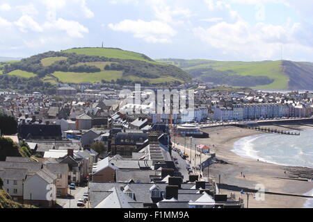 Una vista di Aberystwyth town e dal lungomare con penna dinas hill fort in background il Galles Ceredigion REGNO UNITO Foto Stock