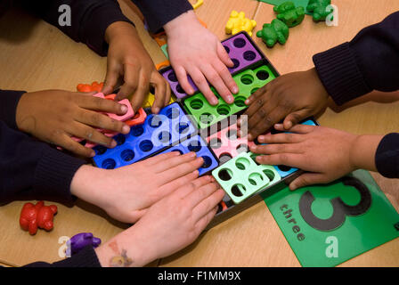 La scuola primaria la pupilla è in riproduzione un numero di partita in aula, Londra, Regno Unito. Foto Stock