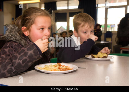 La scuola primaria degli alunni aventi il loro pranzo, Londra, Regno Unito. Foto Stock