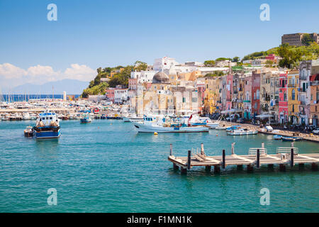 Piccola città italiana cityscape con case colorate e pontili. Porto di Isola di Procida, il Golfo di Napoli, Italia Foto Stock