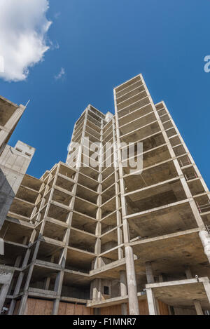 Metà costruito caseggiati torreggianti fino al cielo Foto Stock