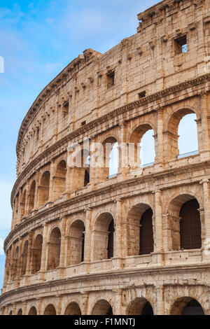 Esterno del Colosseo o il Colosseo, noto anche come l'Anfiteatro Flavio, foto verticale Foto Stock