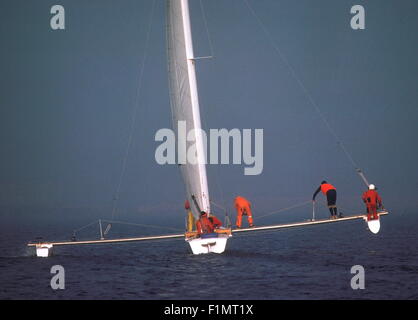 AJAX NEWS PHOTOS - 1978 - WEYMOUTH, INGHILTERRA -- SETTIMANA DELLA VELOCITÀ DI WEYMOUTH - PROVE A VELA --SLINGSHOT - TRIMARANO LEGGERO DELLA VELOCITÀ DAGLI STATI UNITI. LO SKIPPER E IL PROPRIETARIO È OLIVER CARL THOMAS DI TROY, MICHIGAN, USA. PHOTO:JONATHAN EASTLAND/AJAX REF:31806 2 Foto Stock