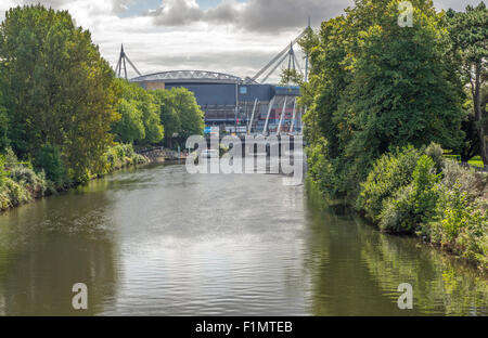 Il fiume Taff a Cardiff mostra il Millennium Stadium, nel Galles meridionale, Regno Unito - ORA noto come il Principato Stadium. Foto Stock