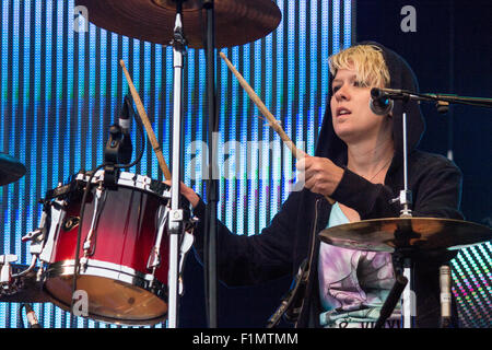 Cat Myers di Honeyblood drumming al Festival vittorioso 2015 con cappa verso l'alto. Foto Stock