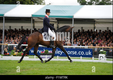 Stamford Lincs, Regno Unito. Il 4 settembre, 2015. La Land Rover Burghley Horse Trials. William Fox-Pitt riding Fernhill Pimms in azione durante la fase di Dressage nel Day 2 del 2015 Land Rover Burghley Horse Trials . La Land Rover Burghley Horse Trials svolgerà 3° - 6 settembre. Credito: Jonathan Clarke/Alamy Live News Foto Stock