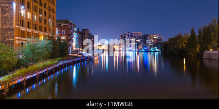 Milwaukee River di notte edifici vicino al fiume Milwaukee Foto Stock