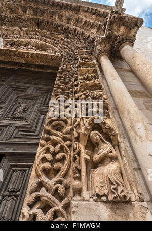 Dettaglio del carving per il XIV e XV secolo tardo portale romanico della chiesa di Santa Maria Assunta cattedrale, Altamura, Puglia, Italia Foto Stock