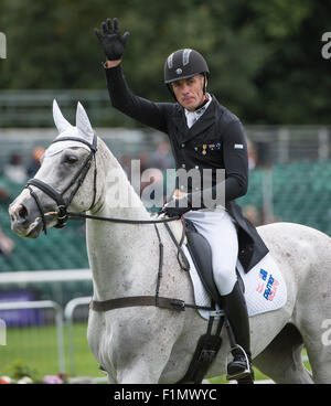 Stamford Lincs, Regno Unito. Il 4 settembre, 2015.Paolo Tapner (AUS) e Kilronan [#86] durante la fase di dressage nel secondo giorno della concorrenza. La Land Rover Burghley Horse Trials 2015 Credit: stephen Bartolomeo/Alamy Live News Foto Stock