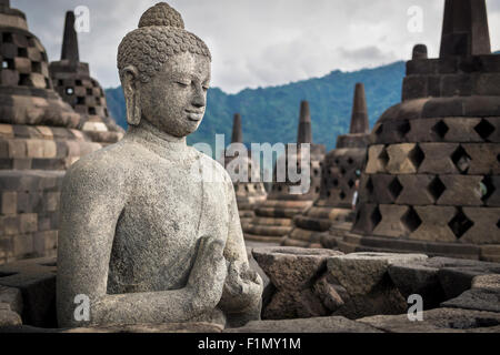 Antica statua del Buddha al tempio di Borobudur in Yogyakarta, Java, Indonesia. Foto Stock