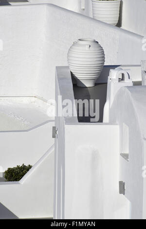Greco bianco amfora in una strada di Santorini Island, Grecia Foto Stock