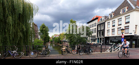 Centro città e hotspot turistico di Utrecht con i turisti e i locali della città famosi canali Foto Stock
