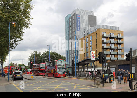 Transport Interchange a Walthamstow Central nel nord di Londra, Regno Unito. La stazione degli autobus di Victoria e London Overground station Foto Stock