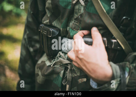 Unidentified ri-enactor vestito come soldato tedesco. Il tedesco decorazione militare in uniforme di un soldato tedesco. Foto Stock