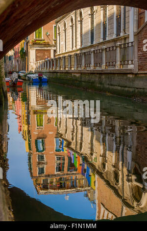 La riflessione di venezia canal Foto Stock