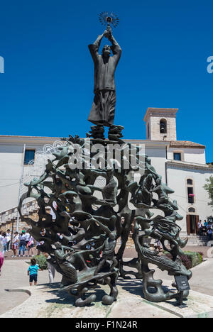 La scultura in bronzo di Padre Pio in San Giovanni Rotondo nel Parco Nazionale del Gargano , Gargano Puglia, Italia Meridionale Foto Stock