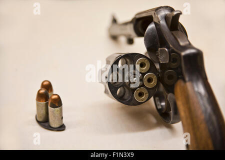 Smith e Wesson U.S. Modello 1917 (seconda mano modello espulsione) Revolver con 3 giri nel cilindro e 3 tornate in una mezza luna clip Foto Stock