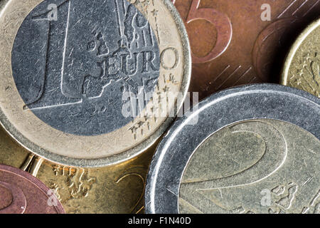 Monete metalliche in euro sulla parte superiore di ciascun altro Foto Stock