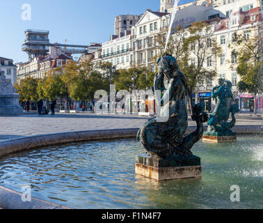 Il Rossio (Pedro IV) piazza nel centro di Lisbona con la fontana in bronzo sculture importate dalla Francia e il piedistallo di Pedro IV COLONNA Foto Stock