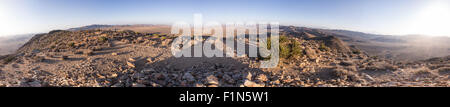 Panorama 360° tiro dal vertice di Ryan montagna nel Parco nazionale di Joshua Tree, California. Boulder paesaggio riempito Foto Stock