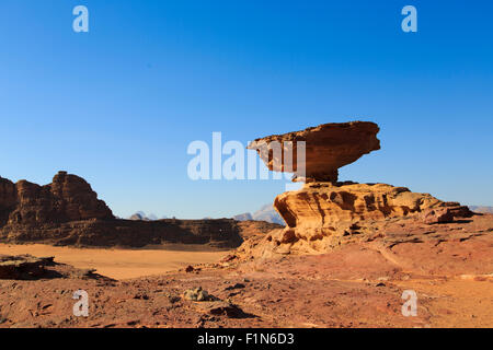 Roccia del fungo nel Wadi Rum desert,Giordania Foto Stock