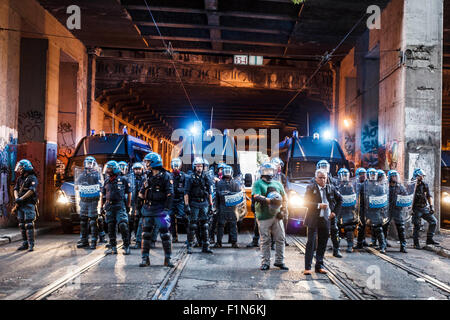 Roma, Italia. 04 Sep, 2015. I funzionari di polizia anti-sommossa linea di marcia durante una manifestazione di protesta contro l'alloggiamento forzato gli sfratti e per chiedere il rispetto del diritto di alloggio in Roma. Migliaia di abitazioni di attivisti per i diritti ha preso la strada di Roma per protestare contro l'alloggiamento forzato di sfratti, per chiedere il rispetto del diritto di alloggio e un maggior utilizzo di fondi pubblici per aiutare le persone senza casa o per coloro che non sono in grado di pagare il loro affitto. © Giuseppe Ciccia/Pacific Press/Alamy Live News Foto Stock