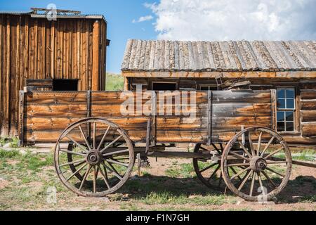 Vecchio Carro in legno invecchiato e cabine di registro Foto Stock