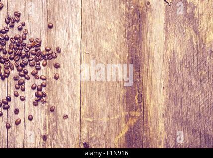 Caffè ultravioletta foto sullo sfondo. I chicchi di caffè in legno invecchiato plance Closeup. Ultraviolet color grading. Foto Stock
