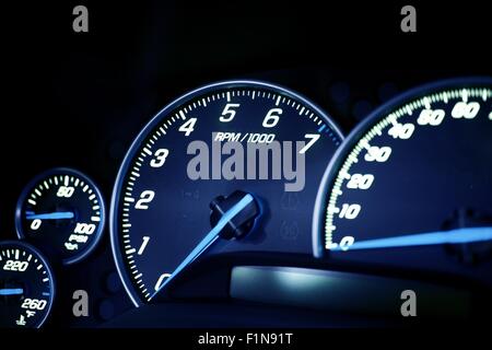 Illuminata sul cruscotto del veicolo strumenti Closeup. Foto Stock