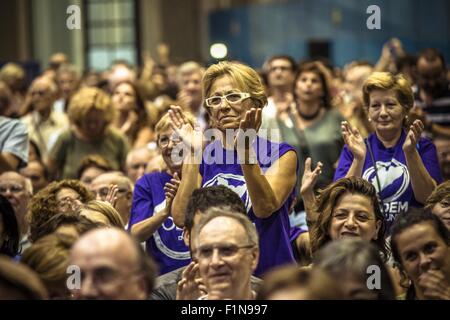 Barcellona, in Catalogna, Spagna. 4 Sep, 2015. Sostenitori gridare slogan durante una riunione del nuovo leftwing spagnolo sindaci di Barcellona per tracciare un bilancio dei primi cento giorni in carica Credito: Matthias Oesterle/ZUMA filo/Alamy Live News Foto Stock