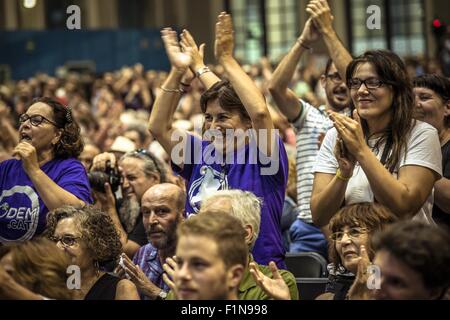 Barcellona, in Catalogna, Spagna. 4 Sep, 2015. Sostenitori gridare slogan durante una riunione del nuovo leftwing spagnolo sindaci di Barcellona per tracciare un bilancio dei primi cento giorni in carica Credito: Matthias Oesterle/ZUMA filo/Alamy Live News Foto Stock