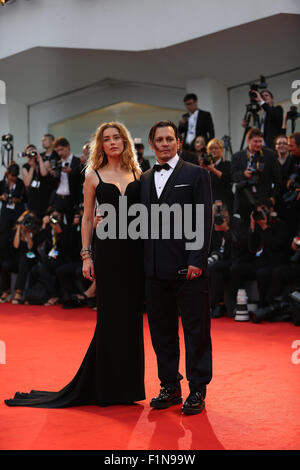 Venezia, Italia. 4 Sep, 2015. Star Johnny Depp e sua moglie ambra sentita frequentare il tappeto rosso evento per il film 'messa nera' alla 72a Mostra del Cinema di Venezia a Venezia, Italia, il 7 settembre 4, 2015. © Jin Yu/Xinhua/Alamy Live News Foto Stock