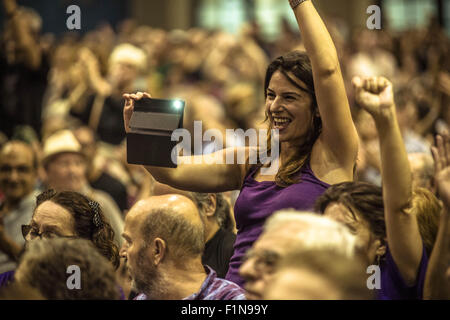 Barcellona, in Catalogna, Spagna. 4 Sep, 2015. Sostenitori gridare slogan durante una riunione del nuovo leftwing spagnolo sindaci di Barcellona per tracciare un bilancio dei primi cento giorni in carica Credito: Matthias Oesterle/ZUMA filo/Alamy Live News Foto Stock