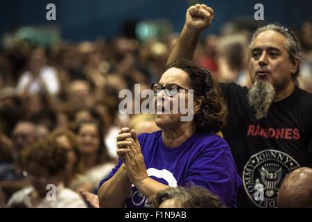 Barcellona, in Catalogna, Spagna. 4 Sep, 2015. Sostenitori gridare slogan durante una riunione del nuovo leftwing spagnolo sindaci di Barcellona per tracciare un bilancio dei primi cento giorni in carica Credito: Matthias Oesterle/ZUMA filo/Alamy Live News Foto Stock