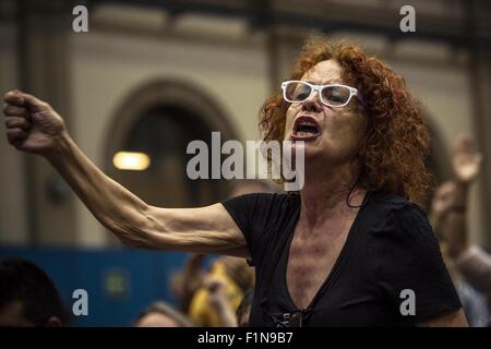 Barcellona, in Catalogna, Spagna. 4 Sep, 2015. Sostenitori gridare slogan durante una riunione del nuovo leftwing spagnolo sindaci di Barcellona per tracciare un bilancio dei primi cento giorni in carica Credito: Matthias Oesterle/ZUMA filo/Alamy Live News Foto Stock