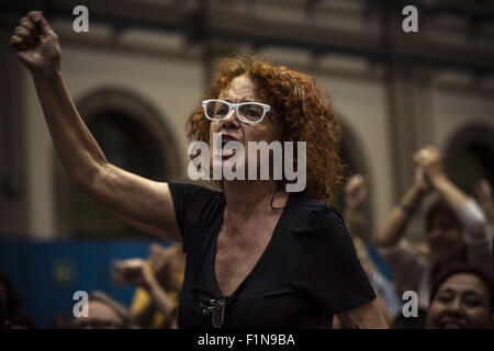 Barcellona, in Catalogna, Spagna. 4 Sep, 2015. Sostenitori gridare slogan durante una riunione del nuovo leftwing spagnolo sindaci di Barcellona per tracciare un bilancio dei primi cento giorni in carica Credito: Matthias Oesterle/ZUMA filo/Alamy Live News Foto Stock