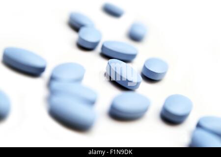 Blue sollievo dal dolore pillole Closeup isolato su bianco. Foto Stock