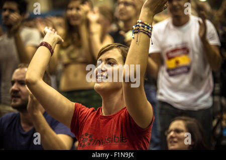 Barcellona, in Catalogna, Spagna. 4 Sep, 2015. Sostenitori gridare slogan durante una riunione del nuovo leftwing spagnolo sindaci di Barcellona per tracciare un bilancio dei primi cento giorni in carica Credito: Matthias Oesterle/ZUMA filo/Alamy Live News Foto Stock