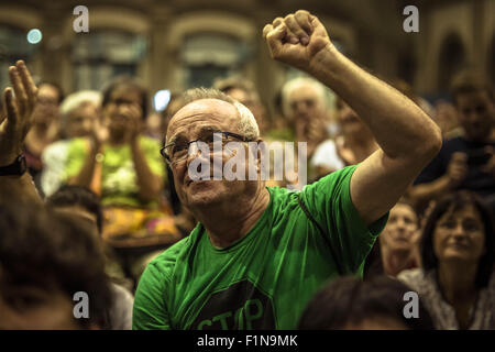 Barcellona, in Catalogna, Spagna. 4 Sep, 2015. Sostenitori gridare slogan durante una riunione del nuovo leftwing spagnolo sindaci di Barcellona per tracciare un bilancio dei primi cento giorni in carica Credito: Matthias Oesterle/ZUMA filo/Alamy Live News Foto Stock