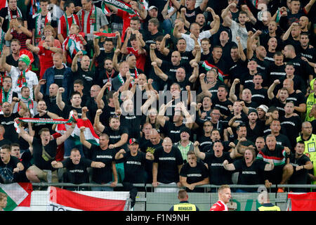 BUDAPEST, Ungheria - 4 Settembre 2015: Ungherese ultra tifosi durante l'Ungheria vs. Romania UEFA EURO 2016 qualifier partita di calcio in Groupama Arena. Credito: Laszlo Szirtesi/Alamy Live News Foto Stock